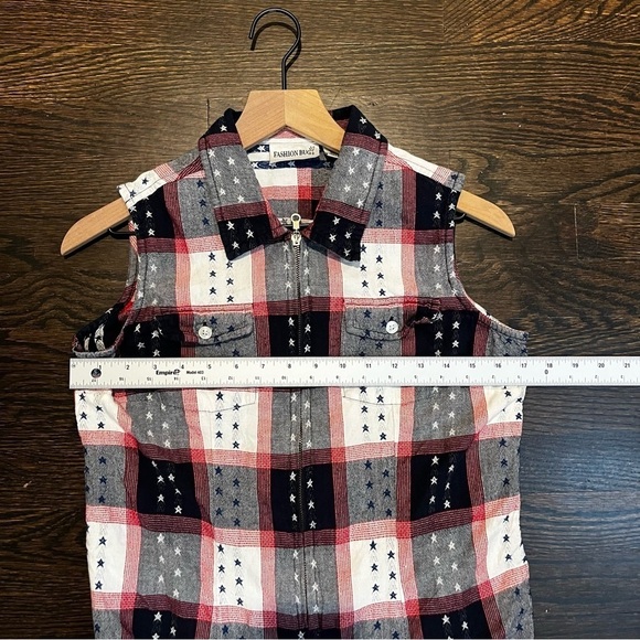 Women’s | Fashion Bug American Themed Full-Zip Sleeveless Blouse | Small - Picture 6 of 7